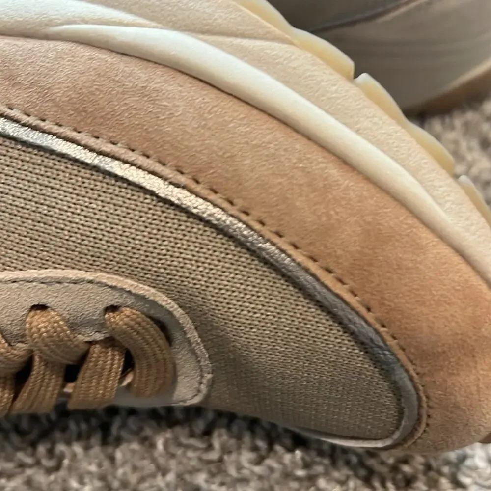 New Naturalizer Sarina beige tennis shoes sneakers Size 5‎ Gold -insole missing.